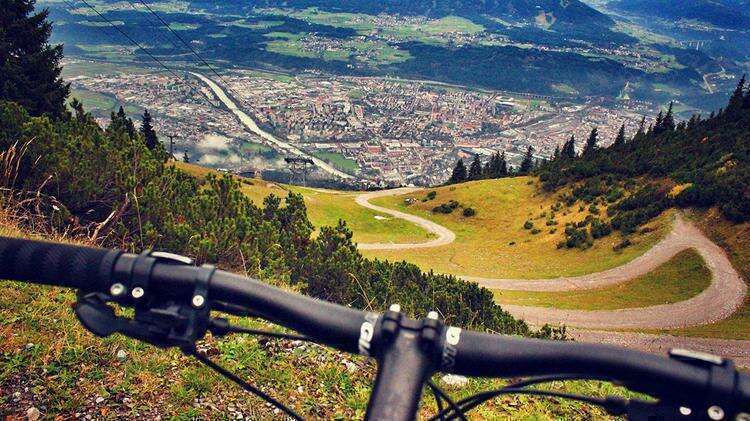 Вид на Инсбрук с седла горного велосипеда