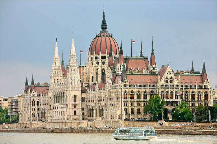 здание венгерского парламента в Будапеште