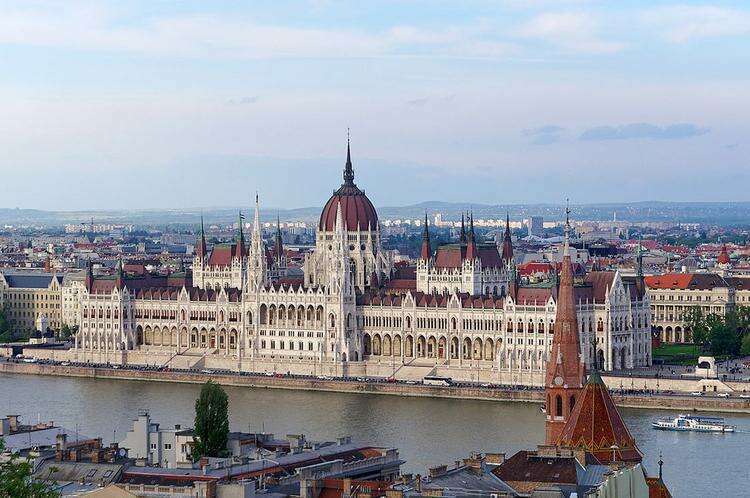 здание венгерского парламента в Будапеште