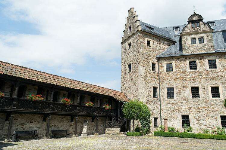 Двор замка Лауэнштайн